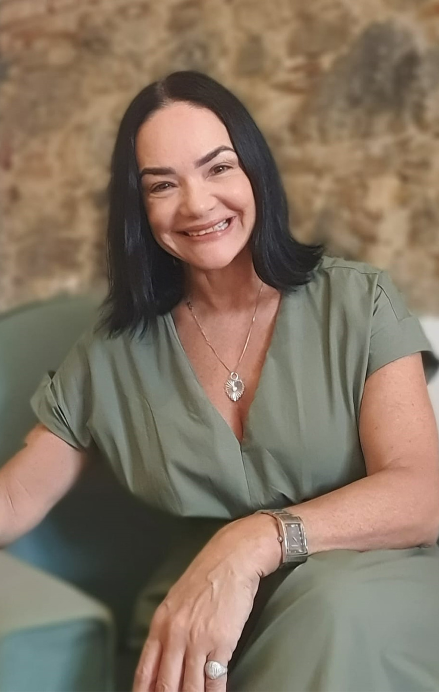 Mary Fernandes. Psicóloga. Marque sua consulta pelo Whatsapp (21) 97343-0118. Formada há mais de 30 anos atua hoje com o propósito de ajudar a mudar a vida de outras pessoas para que possam viver mais felizes e em perfeito equilíbrio.